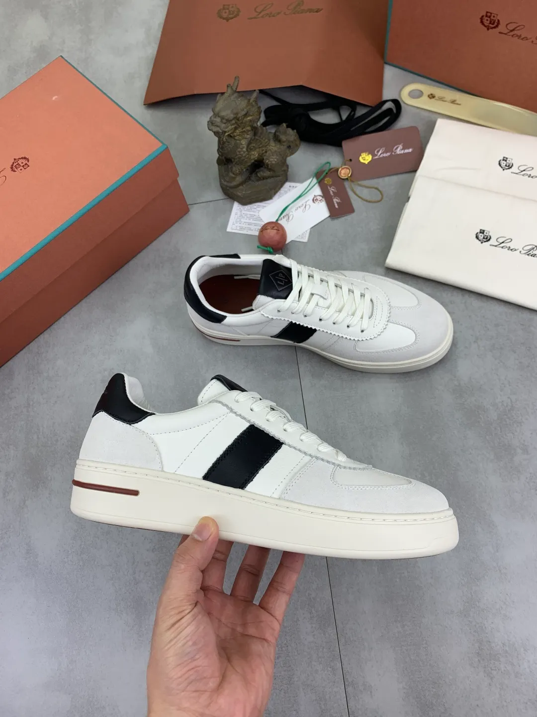 Men's men's shoes 💰P560 New style 💰High quality The latest casual shoes Loro Piana 💯Top grade💯Buy the original copy💯 Founded the existing Loro Piana company on April 24, 1924. It is now the sixth generation of family business, providing top quality products to customers who are discerning in taste and quality. Imported original fly woven fabric with cowhide fabric, plain calfskin lining. Hand-sewn thread with cowhide feet. Original packaging. Number of yards: 38-44 (customized for 45 and 46). 2️⃣ colors available.